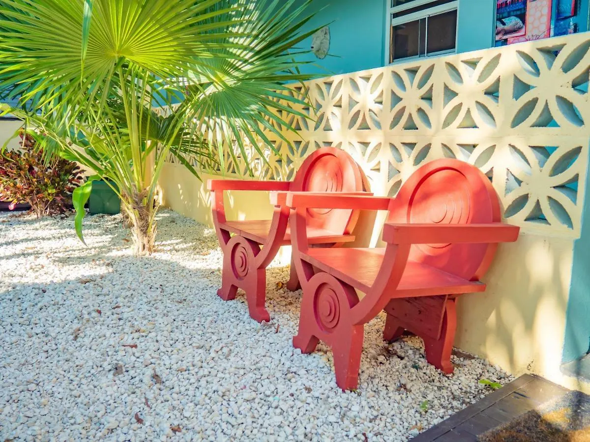 ווסט ביי Iron Shore Guest House איי קיימן