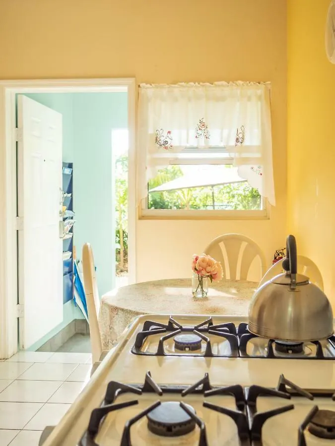ווסט ביי Iron Shore Guest House