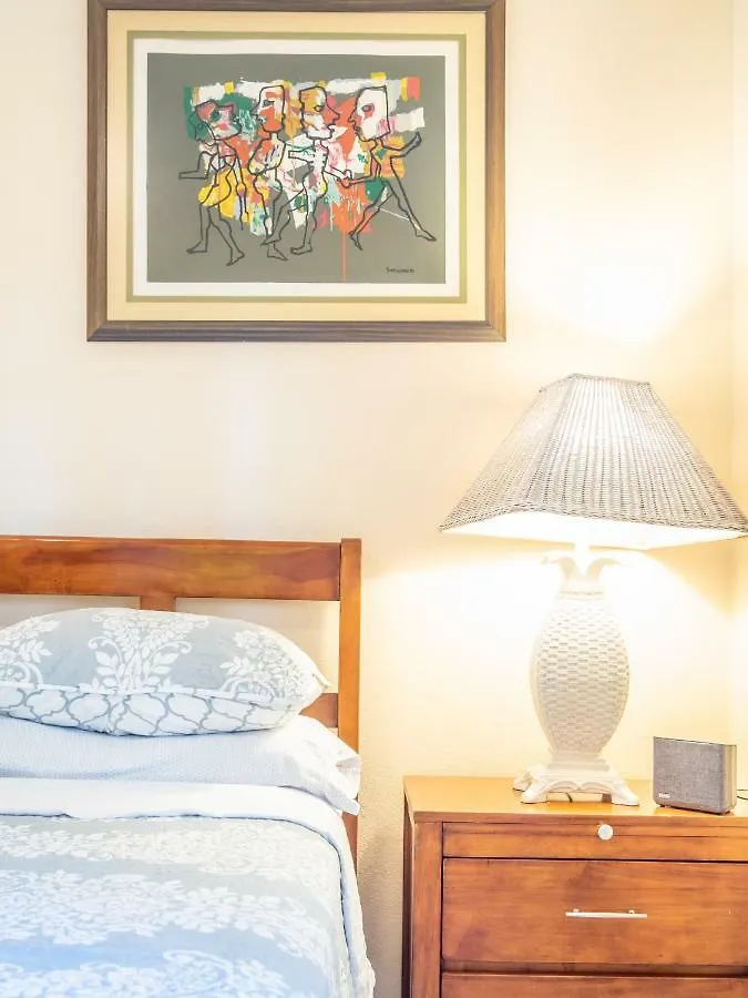 ווסט ביי Iron Shore Guest House איי קיימן